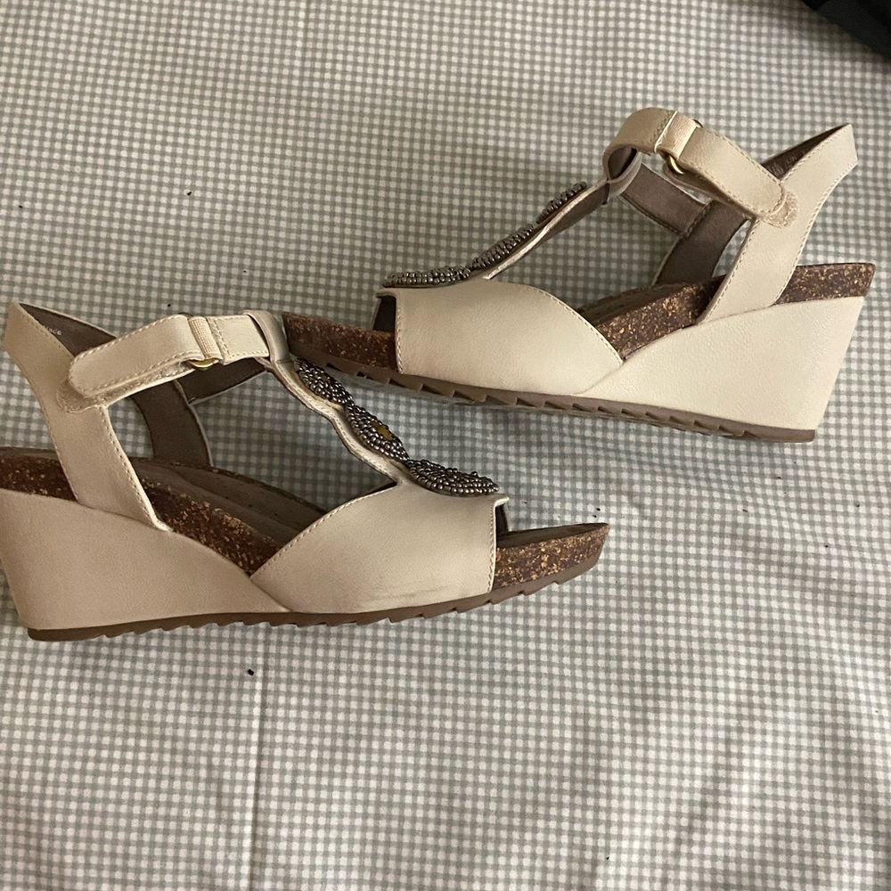 Beige Natural Soul wedges.